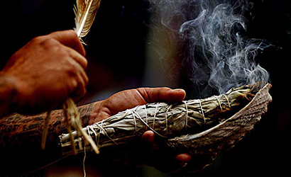 Sauge, encens, sels magiques et rituels de purification